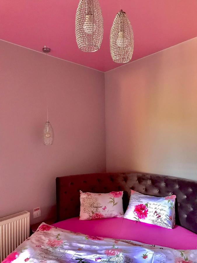 Sweet Pink By Miro * Sinaia